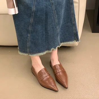Маленькие кожаные туфли в стиле ретро с заостренными заклепками для женщин ранней весной, новые одиночные туфли на плоской подошве во французском и британском стиле, универсальные